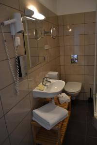 Hotels Hotel La Porte Saint Pierre-Logis Hotel Intra Muros : Chambre Triple