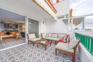 Modern, bright and welcoming oceanfront apartment