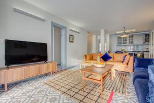 Modern, bright and welcoming oceanfront apartment