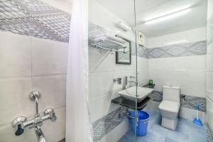 Family Vacay In Green Settings