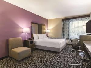 King Room - Disability Access room in La Quinta by Wyndham Glenwood Springs