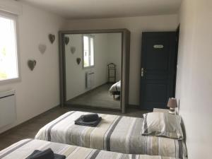 Maisons de vacances MONTALIEU SEJOUR 2 Maisons, Les tulipes ou Les Bambous : photos des chambres