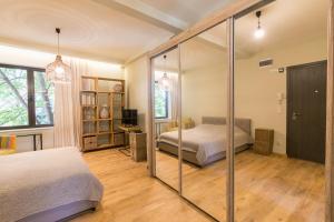 Este Apart - Top center