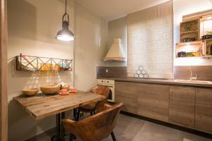 Este Apart - Top center