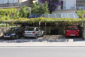 Apartments with a parking space Makarska 9696