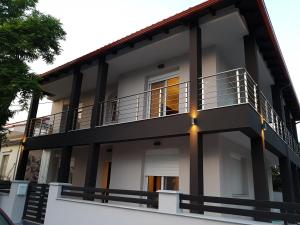 Fantastic Four Apartments - 4hvězdičkové hotely ve městě Néoi Epivátai