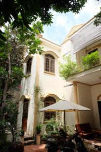 Moon house tropical garden - West side