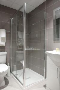 Twin Room with Private Bathroom room in Kensington Gardens Hotel