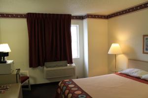 King Room - Disability Access - Non-Smoking room in Super 8 by Wyndham San Antonio/Fiesta