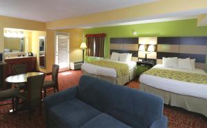 Deluxe Queen Suite - Non-Smoking room in Baymont by Wyndham Sevierville Pigeon Forge