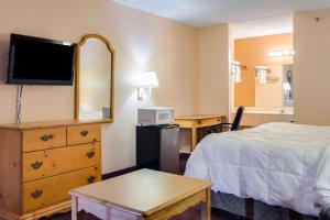 King Room - Non-Smoking room in Motel 6-Macon GA