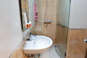 Pool View Studio Apartment Tamansari Sudirman By Travelio