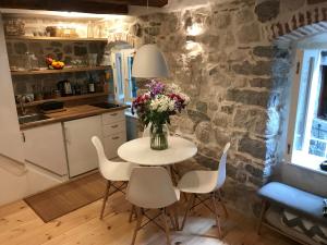 Chic & Stylish with Seaview-Terrace - Kotor Indah