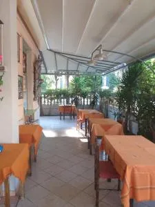 Hotel kim - 马里纳-迪-皮特拉桑塔