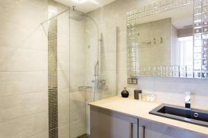 1 bedroom in front of the Palais!