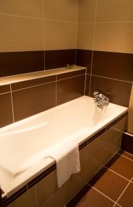 Hotels Logis Hotel Restaurant Le Cheval Blanc : Suite de Luxe