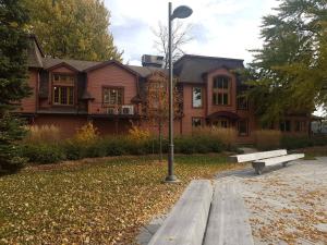 Studio Cozy #12 by Amazing Property Rentals