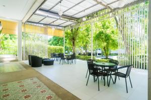 The Palm at Veloche Group by Lofty