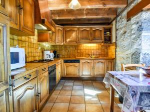 Maisons de vacances Cozy Holiday Home in Oradour with Private Garden : photos des chambres