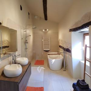 B&B / Chambres d'hotes Domaine De Pradaous : Chambre Double Deluxe avec Lit d'Appoint