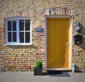 The Old Bottle Store - 2 Double Bedrooms, 2 Bathrooms, St Ives, Cambridgeshire - Over