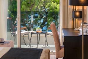 Superior Room with Balcony with Sea View room in Hotel Central Beach 9