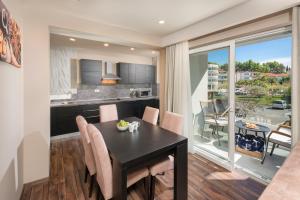 One-Bedroom Apartment with Balcony room in Hotel Central Beach 9
