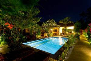 Phòng Deluxe Giường Đôi Nhìn Ra Hồ Bơi (Deluxe Double Room with Pool View)