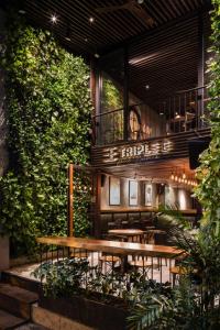 Triple E Hotel Fine Art Museum