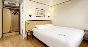 Hotels Campanile Villefranche-Sur-Saone : Chambre Triple avec 1 Lit Double et 1 Lit d'Enfant - Non remboursable