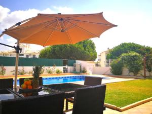 Heated Pool 6 Bedroom Private Villa in Center of Olhos de Água