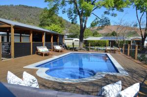 Bright Colonial Motel