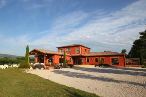 Готель Vacanc&eacute;ole - R&eacute;sidence le Domaine du Lac Шатонеф-сюр-Ізер Францiя