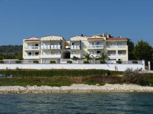 Ostria Seaside Studios and Apartments