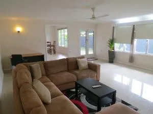 Edge Hill Clean & Green Cairns, 7 Minutes from the Airport, 7 Minutes to Cairns CBD & Reef Fleet Terminal - Stratford