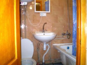 НЕБОЛЬШАЯ 2 комн квартира центр Николаева Соборная-Макарова Макдональдс 4 дивана 2 этаж Wi-Fi