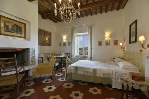 One-Bedroom Suite with Sofa Bed room in Castello Di Proceno Albergo Diffuso In Dimora D'Epoca