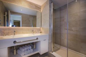 Suite with Balcony and Sea View room in Amadria Park Ivan
