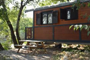 Campings Roulottes et Cabanes de Saint Cerice : photos des chambres