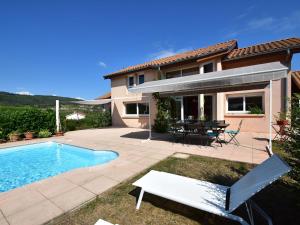Idyllic villa in Leynes with swimming pool