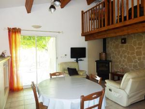 Maisons de vacances A beautiful completely renovated village house with private swimming pool : photos des chambres