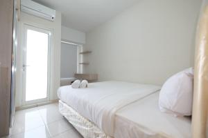 Minimalist Studio Room at The Springlake Apartment Sumarecon Bekasi By Travelio