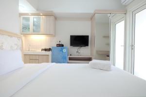 Minimalist Studio Room at The Springlake Apartment Sumarecon Bekasi By Travelio