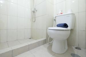 Minimalist Studio Room at The Springlake Apartment Sumarecon Bekasi By Travelio