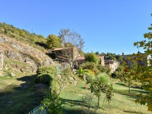 Maisons de vacances Quaint Holiday Home in Villeneuve d Allier with Terrace : photos des chambres