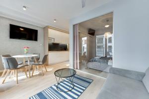 Apartment - Chmielna 73/67 room in Stay Win Apartments Chmielna Park