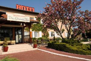 Hotels Logis Hotel Des Grands Vins : photos des chambres