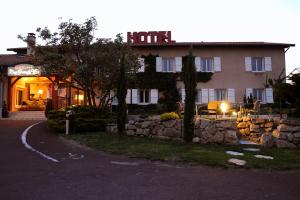 Hotels Logis Hotel Des Grands Vins : photos des chambres