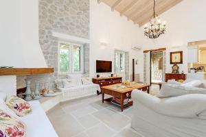 Syvota Villa Sleeps 8 Pool Air Con WiFi Lefkada Greece