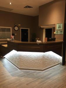 Bay Hill Inns & Suites